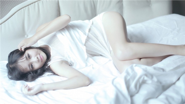 纯白少女的室内唯美图片  第9张