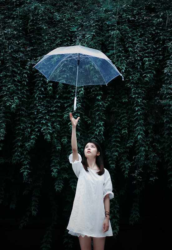 伞下女子的唯美清纯写真图  第4张