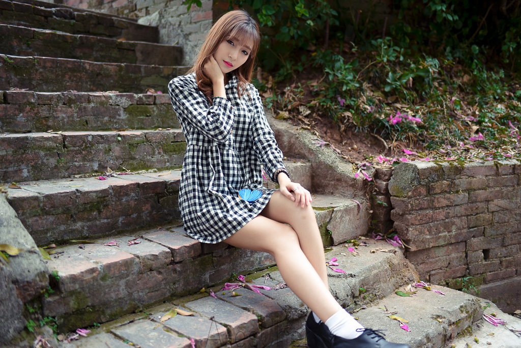 格子长裙女子的秀气写真  第2张