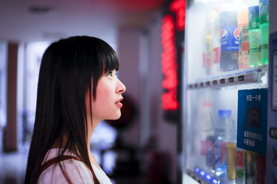 教室内的清晨长发美女  第14张