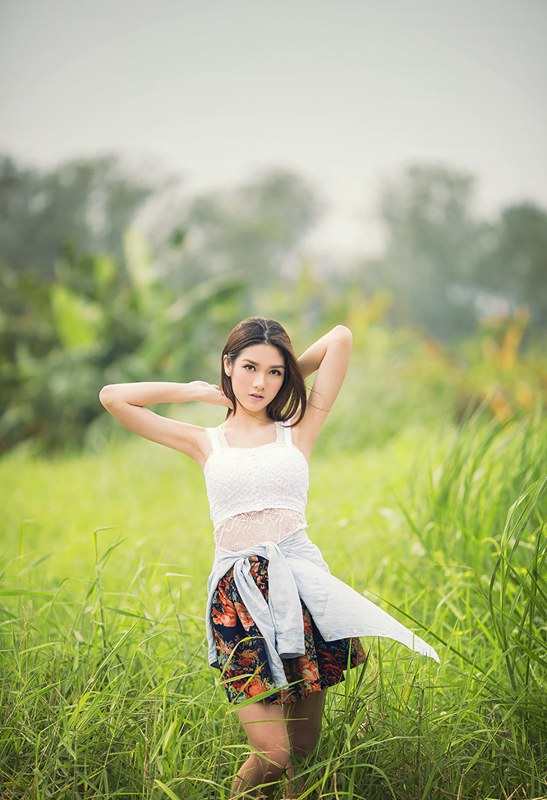 回眸一笑的纯净让人着迷女子  第9张