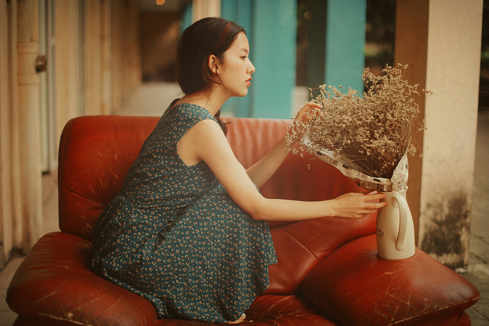 碎花长裙的红唇女孩唯美图  第17张