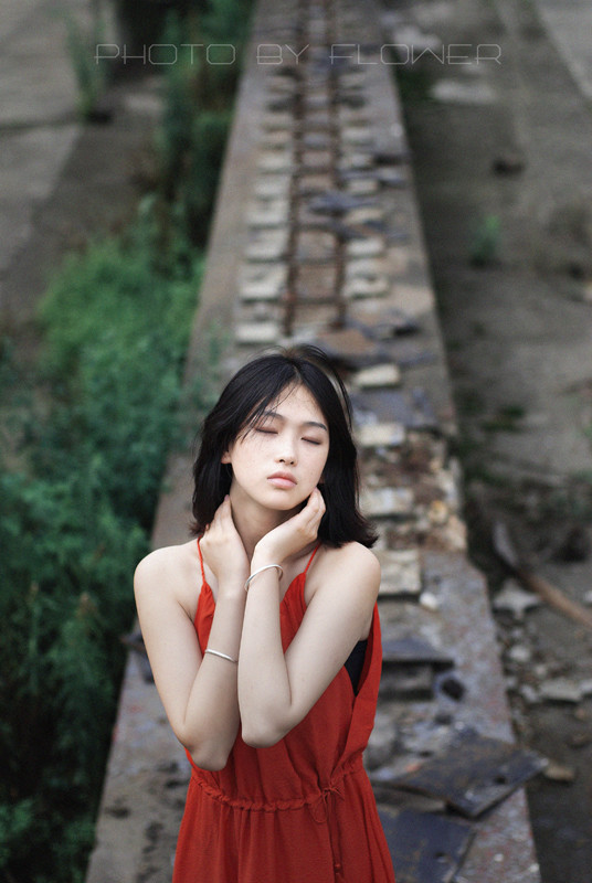 废弃建筑的吊带长裙的短发女子  第9张