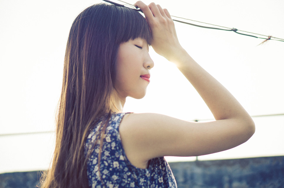 碎花长裙美女在天台清纯照  第9张