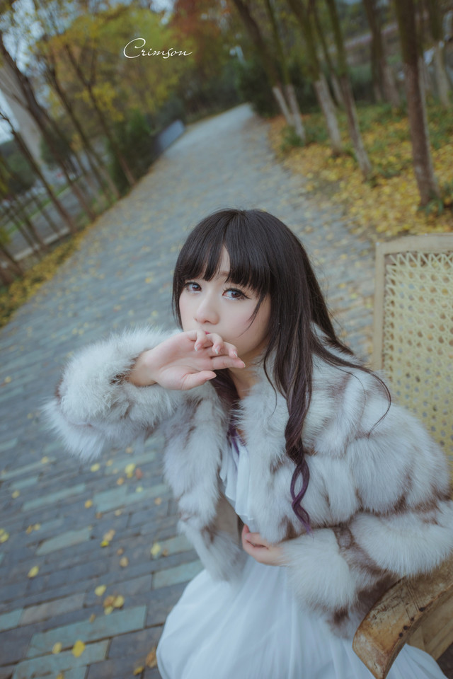 白裙美女在公园仰望  第1张