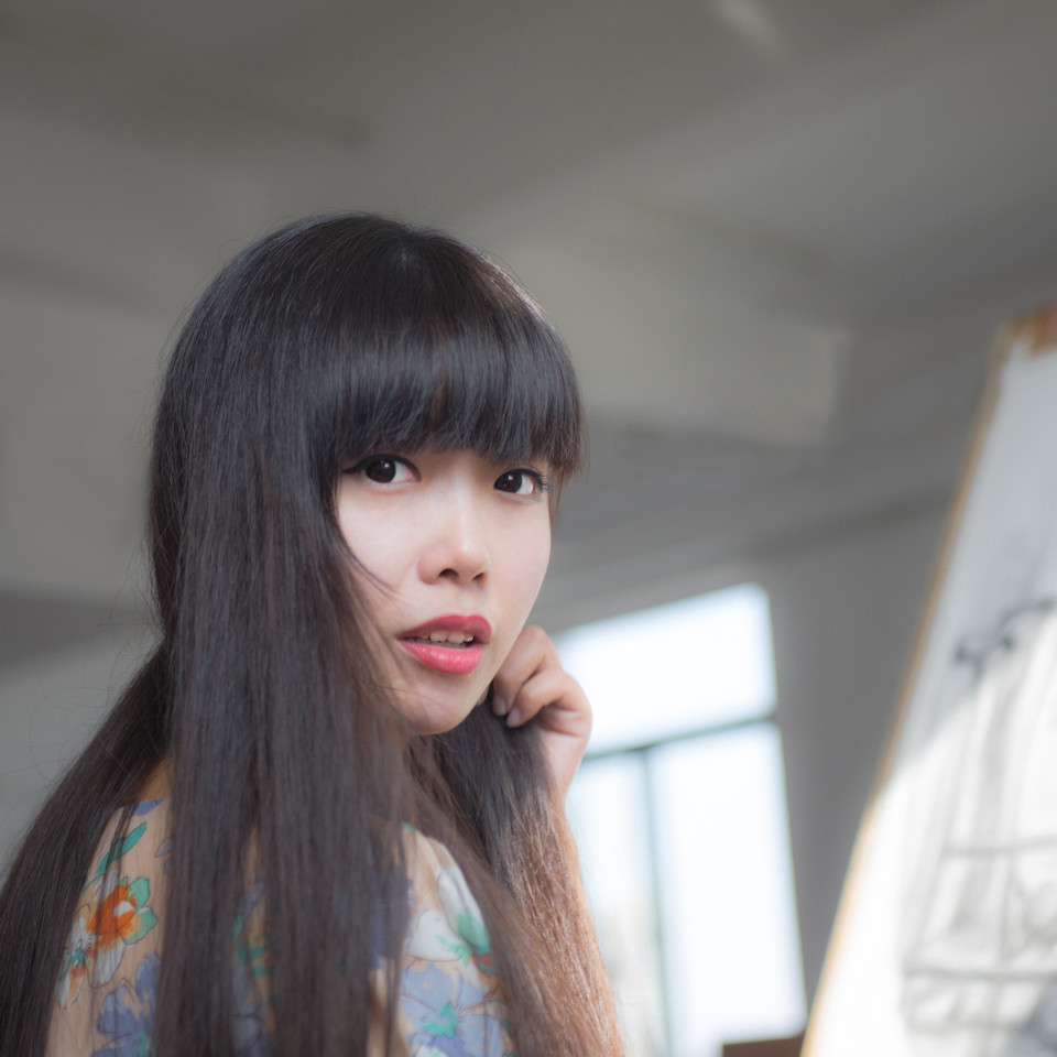 画室长发美女的清纯迷人照  第4张