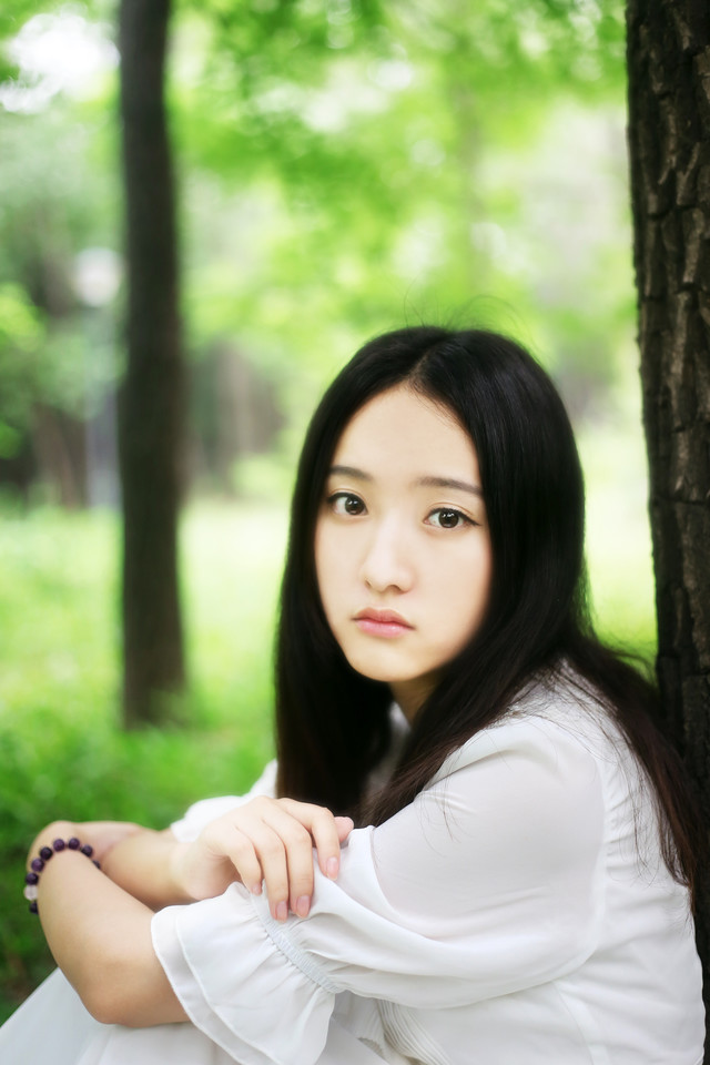 长裙飘飘女子在森林  第4张