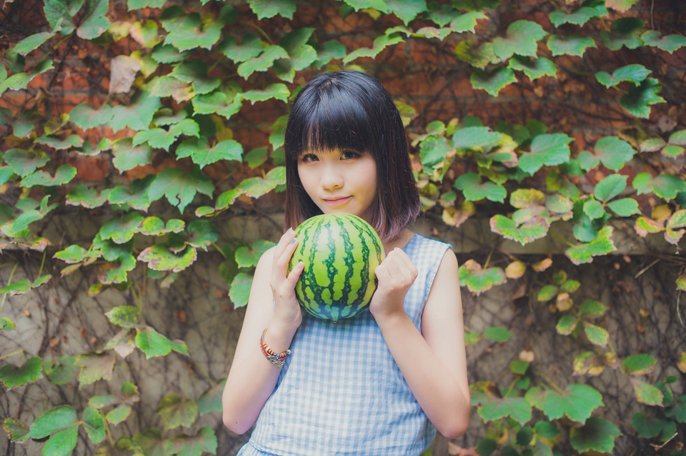 西瓜美女清纯卖萌户外图  第5张