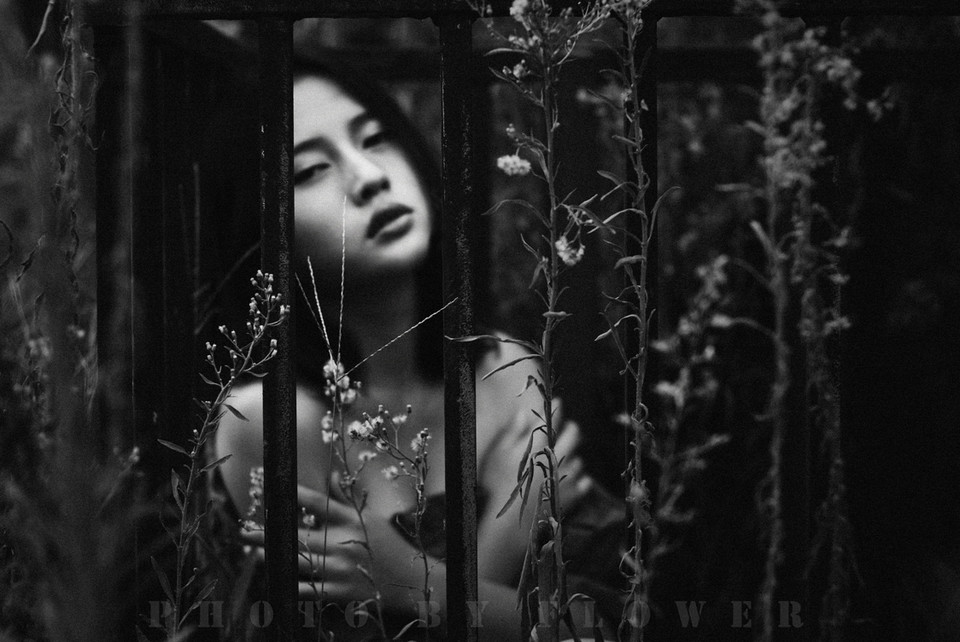 短发女子随风飘逸的红裙  第7张