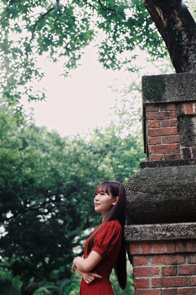 红裙女子户外清纯写真  第1张