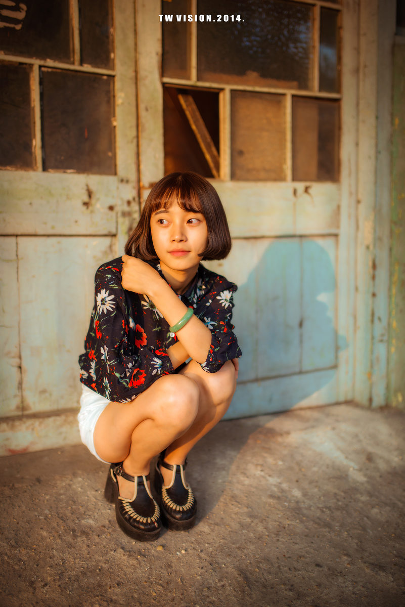 铁轨上的短发女子时尚图  第5张