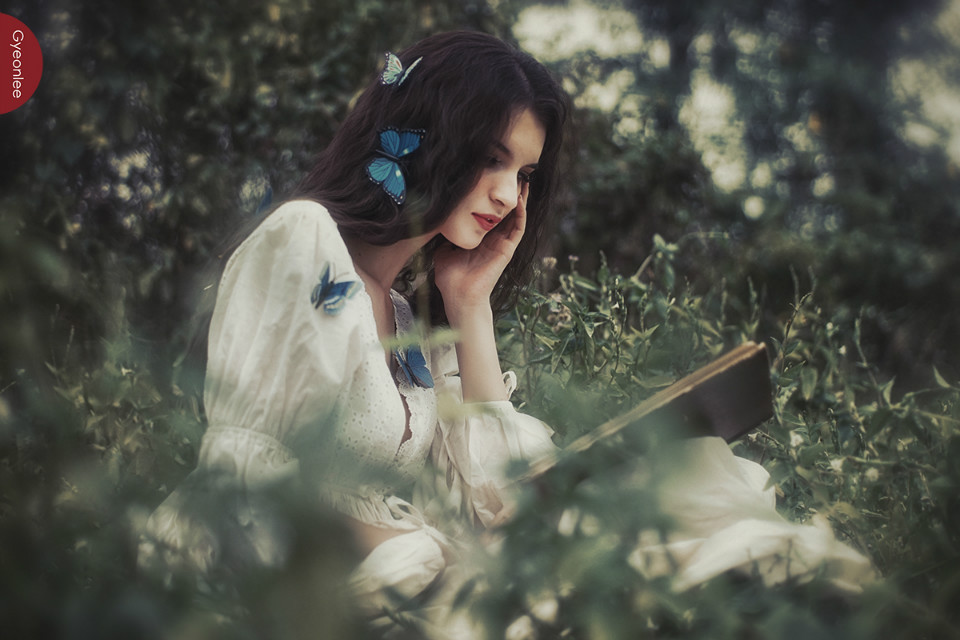 草丛长裙美女唯美图  第11张