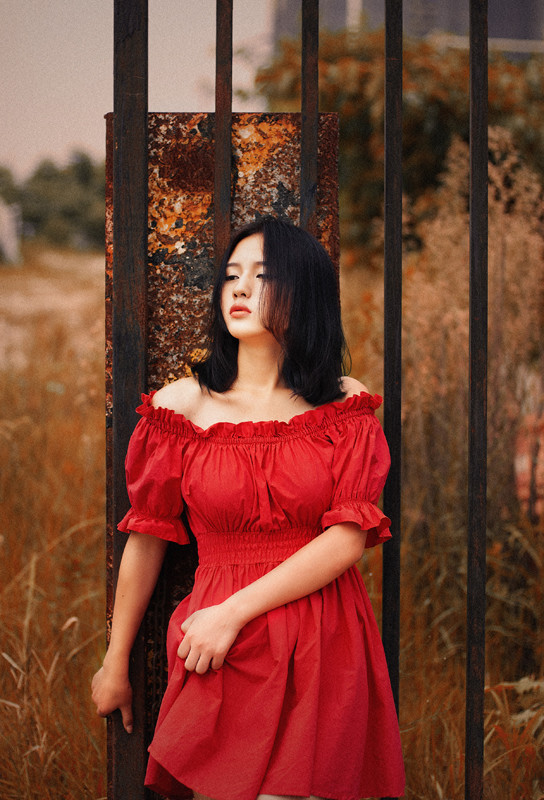 短发女子随风飘逸的红裙  第1张