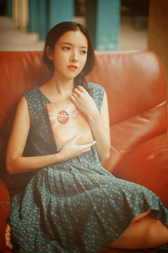 碎花长裙的红唇女孩唯美图  第9张