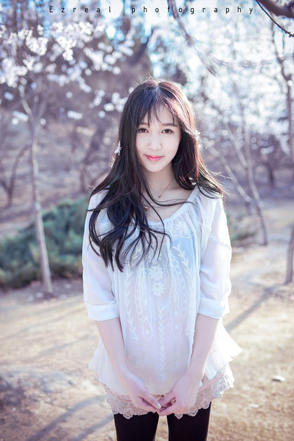 黄昏时的蕾丝裙少女户外唯美图  第4张