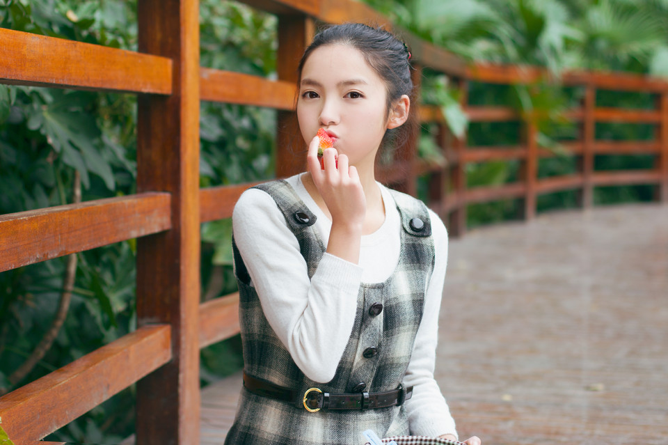 清纯美女户外甜美卖萌写真  第7张