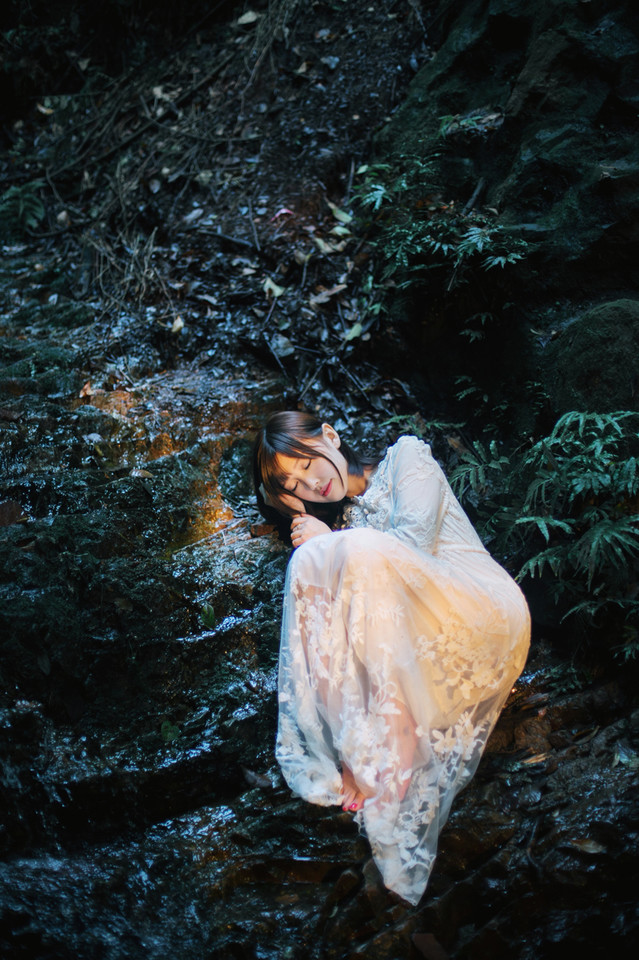 夜晚森林出现的纯白少女  第1张