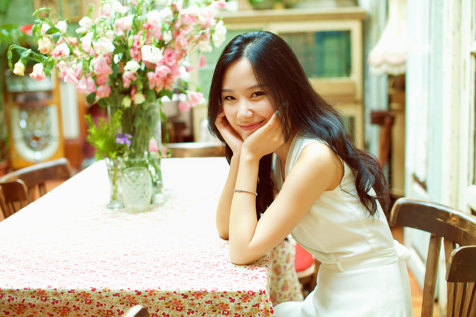 优雅美女夏日甜美笑容图  第8张