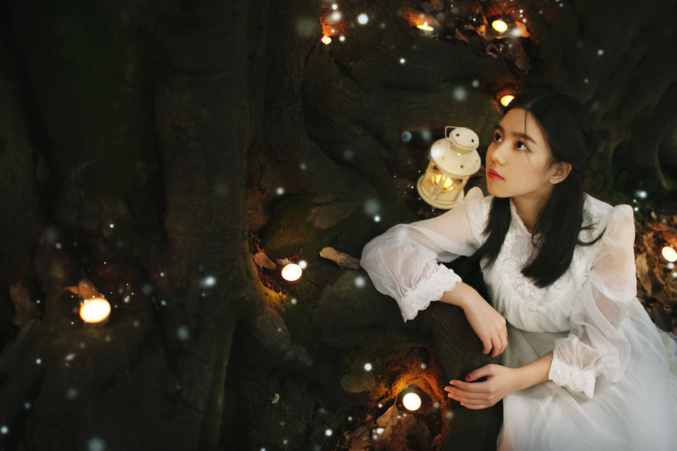 树下美女夜晚灯光点点  第13张