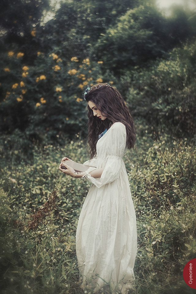 草丛长裙美女唯美图  第6张