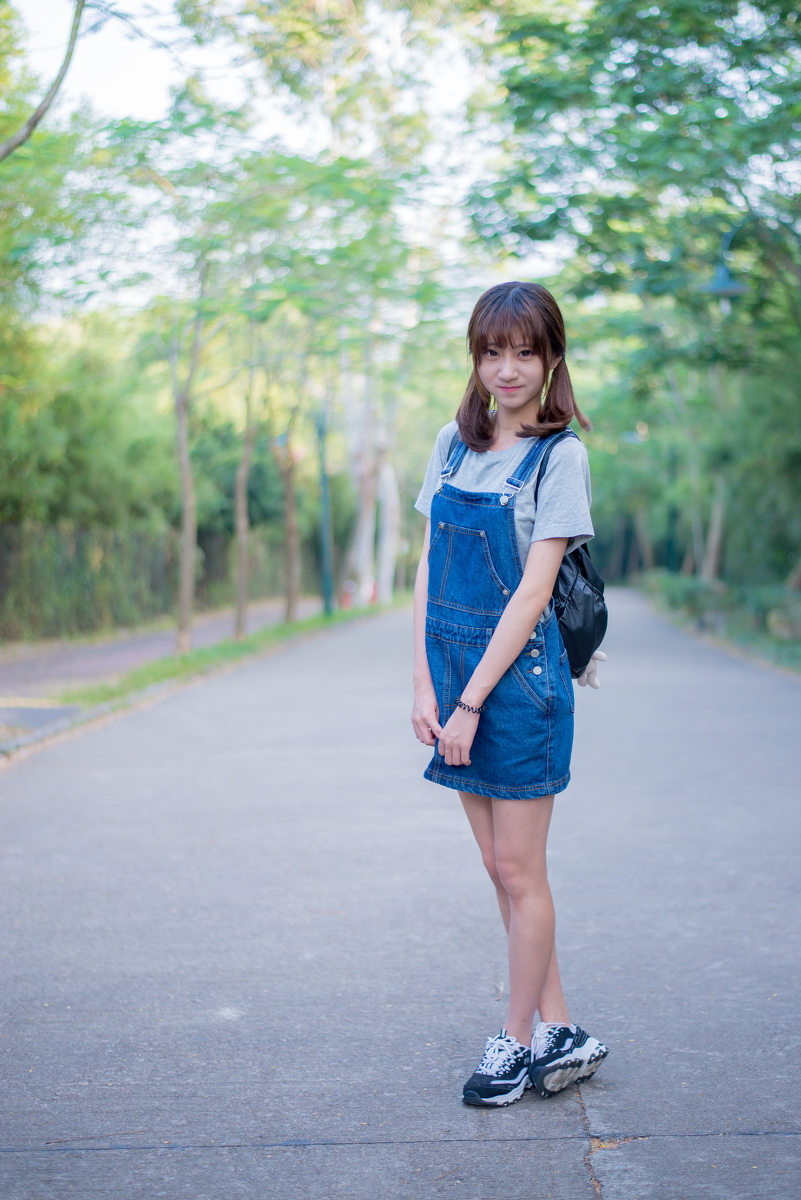 背带裤女子的双马尾清纯图  第2张