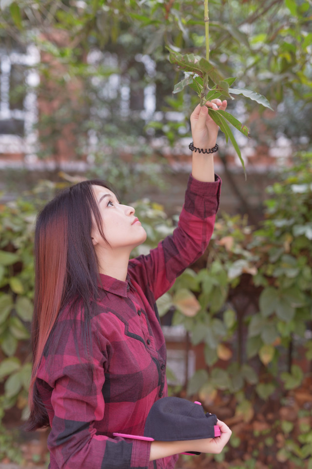 格子衫美女甜美卖萌图  第3张