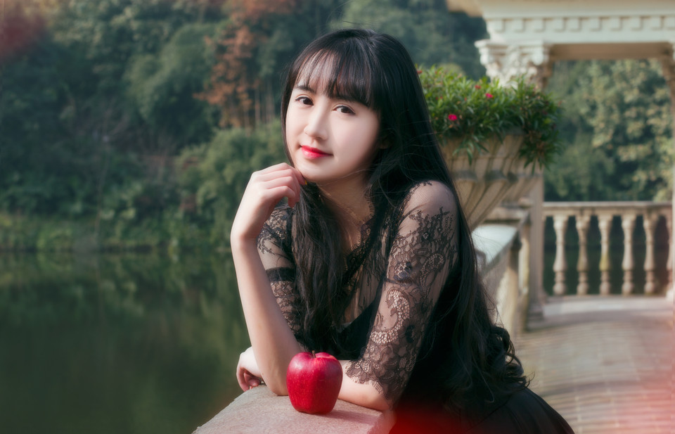 黑裙美女游园清纯写真  第11张