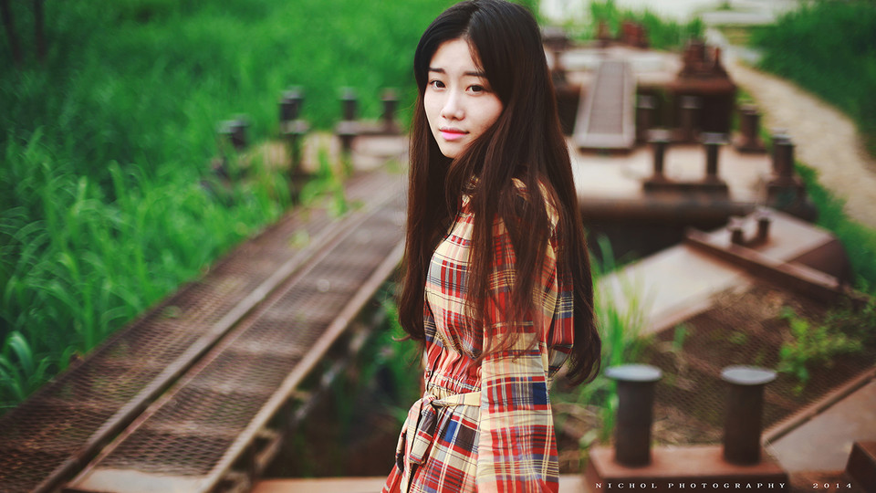 格子裙女子的户外绿野一片  第7张