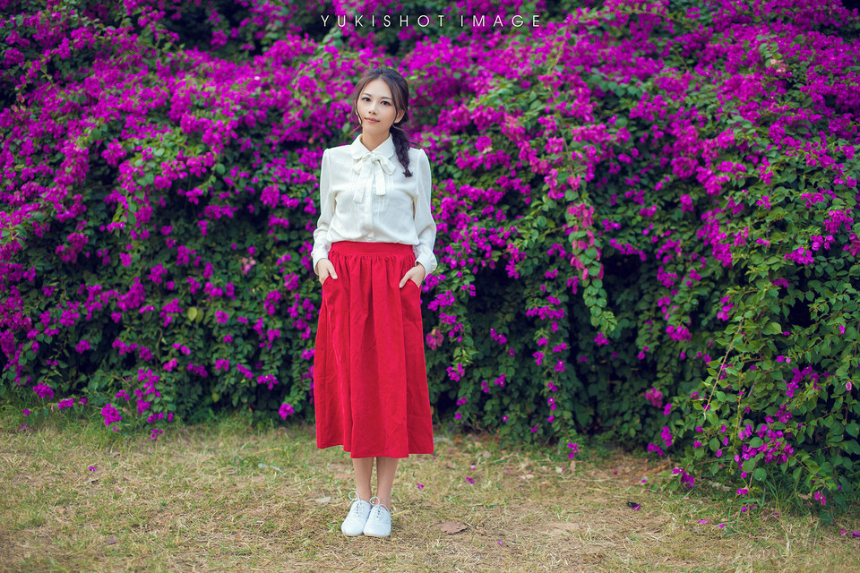 红裙美女的户外清纯图  第7张