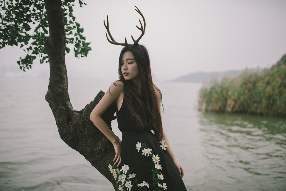 麋鹿女子森林唯美清纯图  第17张