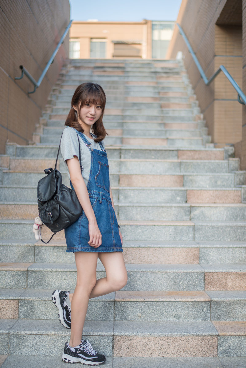 背带裤女子的双马尾清纯图  第15张