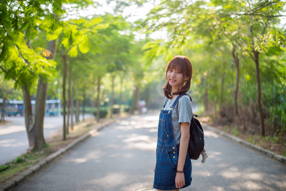 背带裤女子的双马尾清纯图  第6张