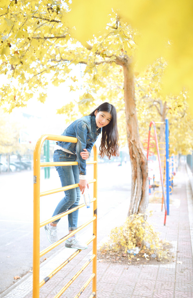 秋日清纯迷人长发美女  第2张