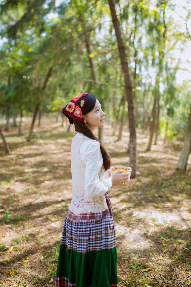 碎花裙美女森林捡松果  第20张