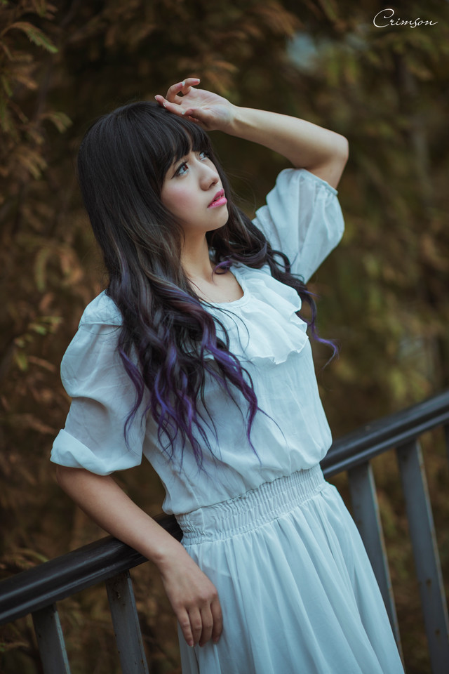 白裙美女在公园仰望  第12张