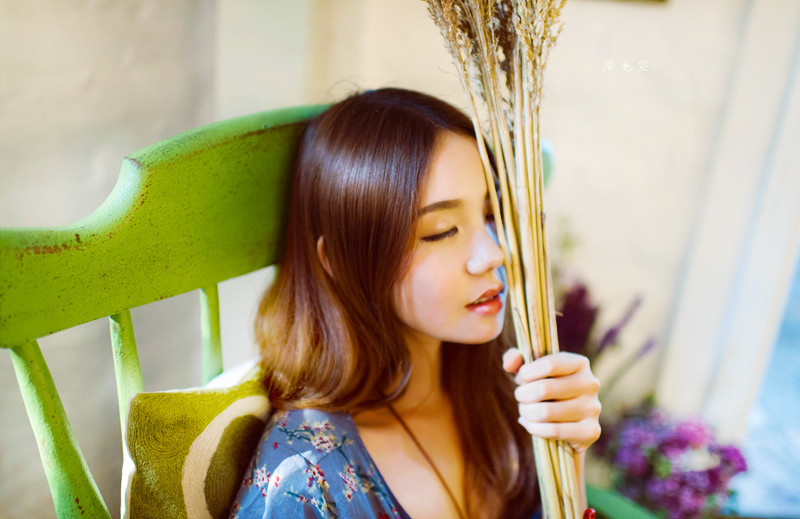 碎花长裙女子清纯图  第5张