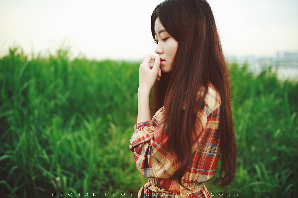 格子裙女子的户外绿野一片  第10张