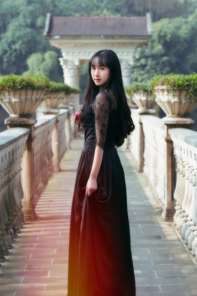 黑裙美女游园清纯写真  第5张