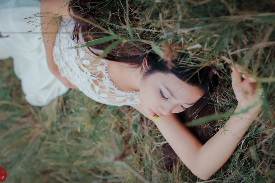 草地上白裙唯美少女图  第13张