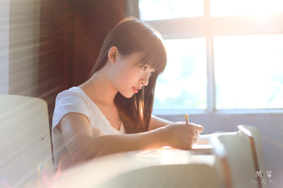 教室内的清晨长发美女  第13张