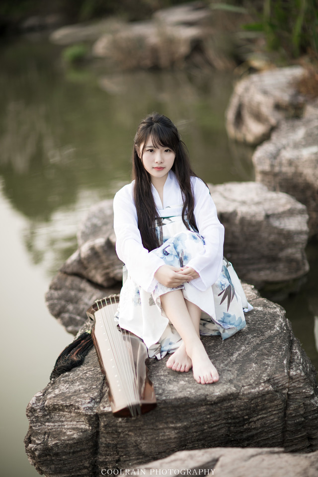 古筝女子户外清纯唯美图  第1张