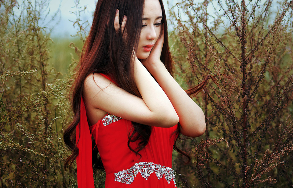 草地上红裙亮眼美女  第5张