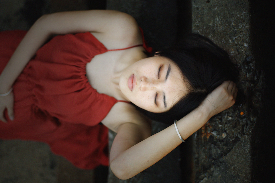 废弃建筑的吊带长裙的短发女子  第5张