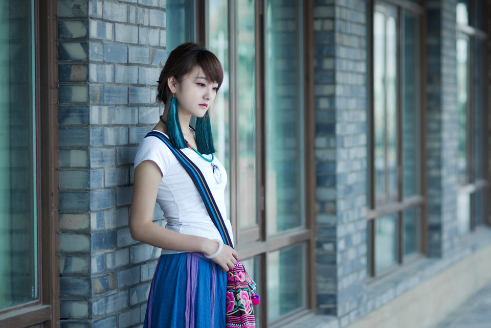 油纸伞的娇小女子的清纯图  第1张