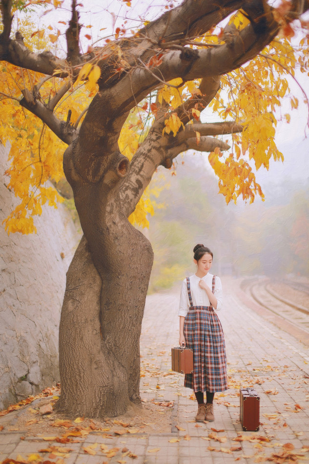秋日的清纯女子铁轨图  第12张