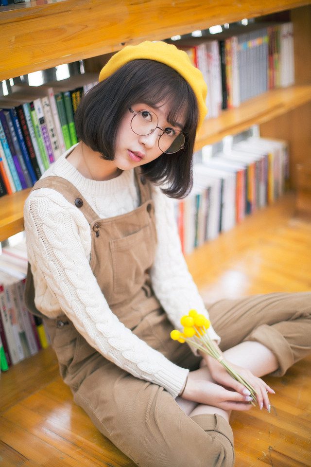 背带裤女子的书馆开学季的到来  第1张