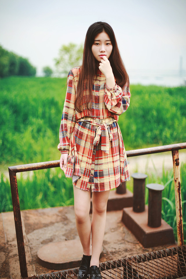 格子裙女子的户外绿野一片  第4张