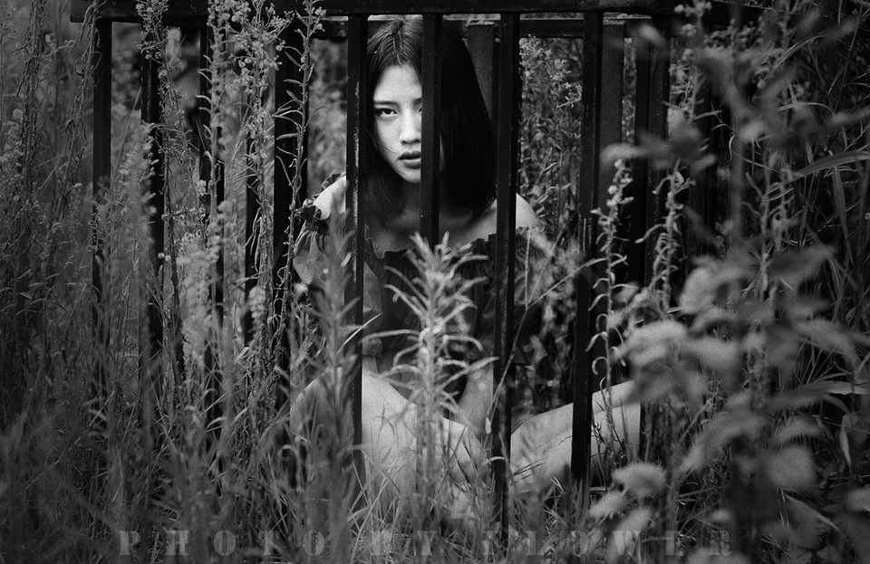 短发女子随风飘逸的红裙  第9张