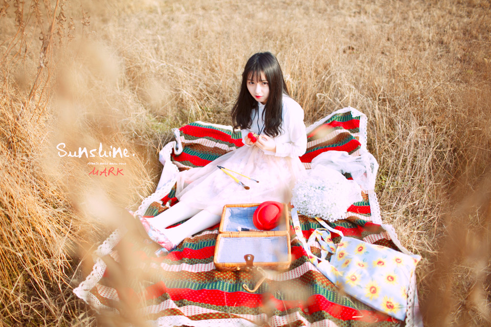 白裙姑娘户外卖萌写真  第5张