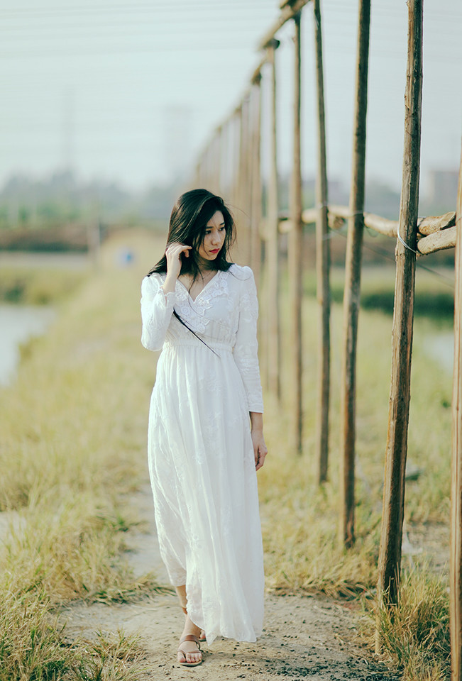 长裙女子户外思绪  第1张